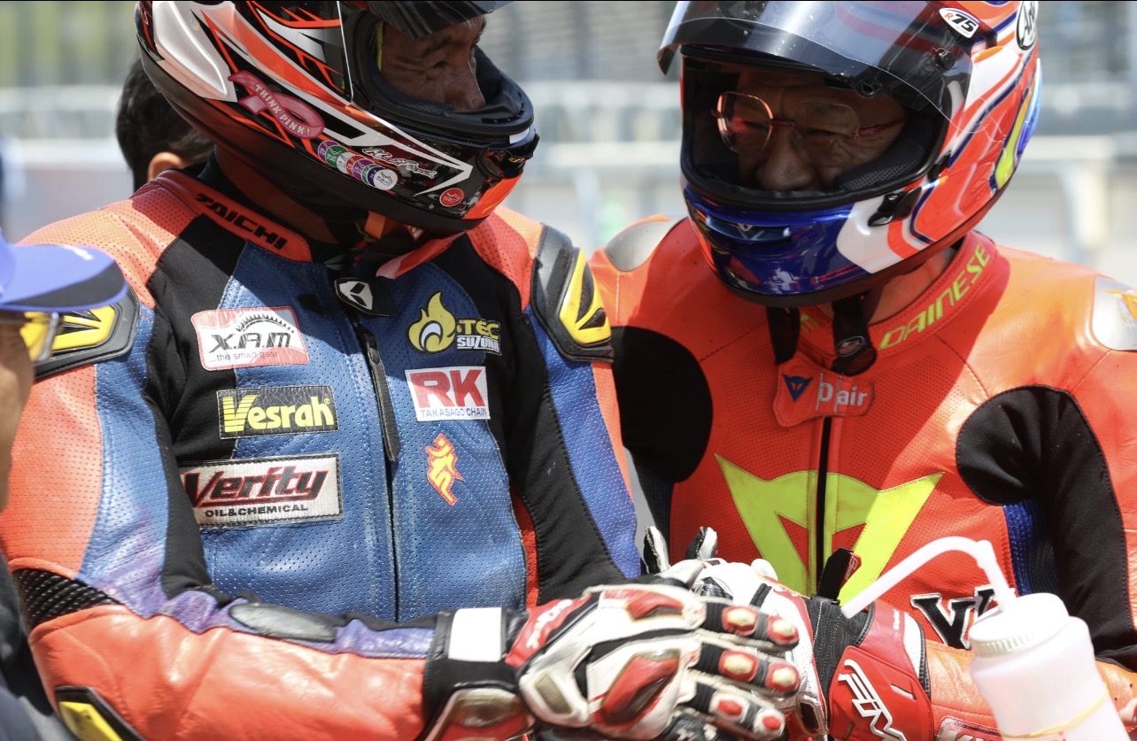 レースを終え、仲間と抱き合う久野光博