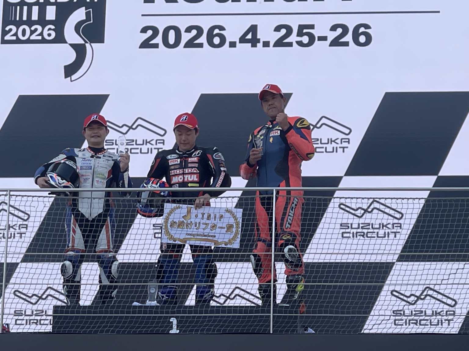 2026年鈴鹿サンデーロードレース開幕戦の表彰台で3位に立つ久野光博