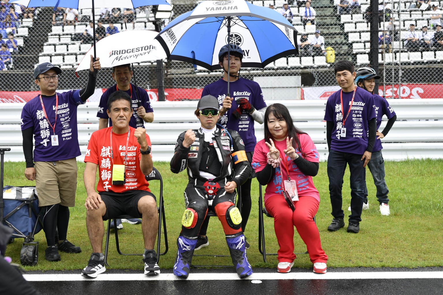 鈴鹿8耐のグリッドで並ぶ久野光博、船本真弓監督とチームの仲間